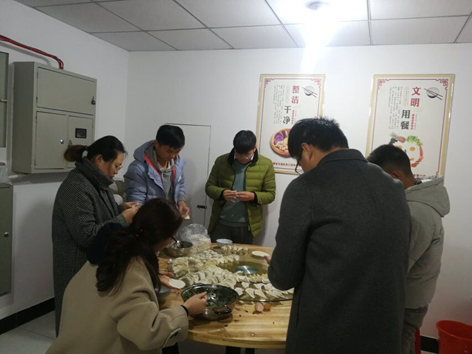 冬至陽生春又來，溫暖感恩促情誼——廣德路項目部舉辦包餃子活動